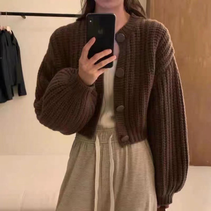 Damernas Grov Stickad Cardigan med Voluminösa Ärmar och Stora Knappar Mirla-Eva Jonsson