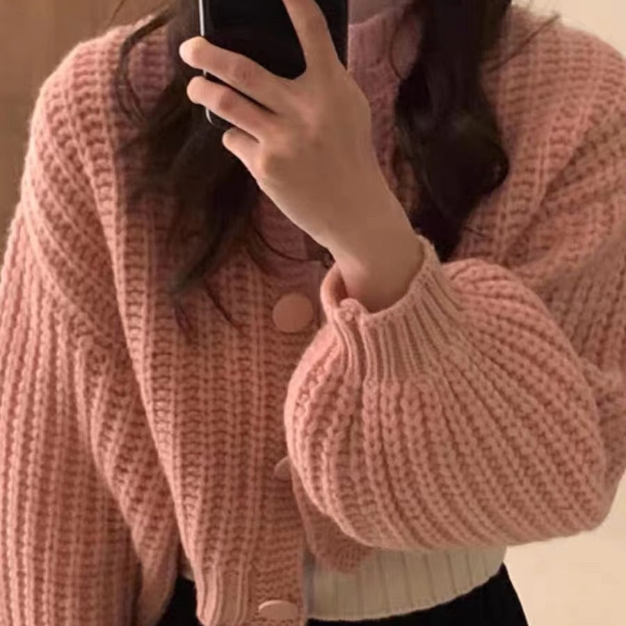 Damernas Grov Stickad Cardigan med Voluminösa Ärmar och Stora Knappar Mirla-Eva Jonsson