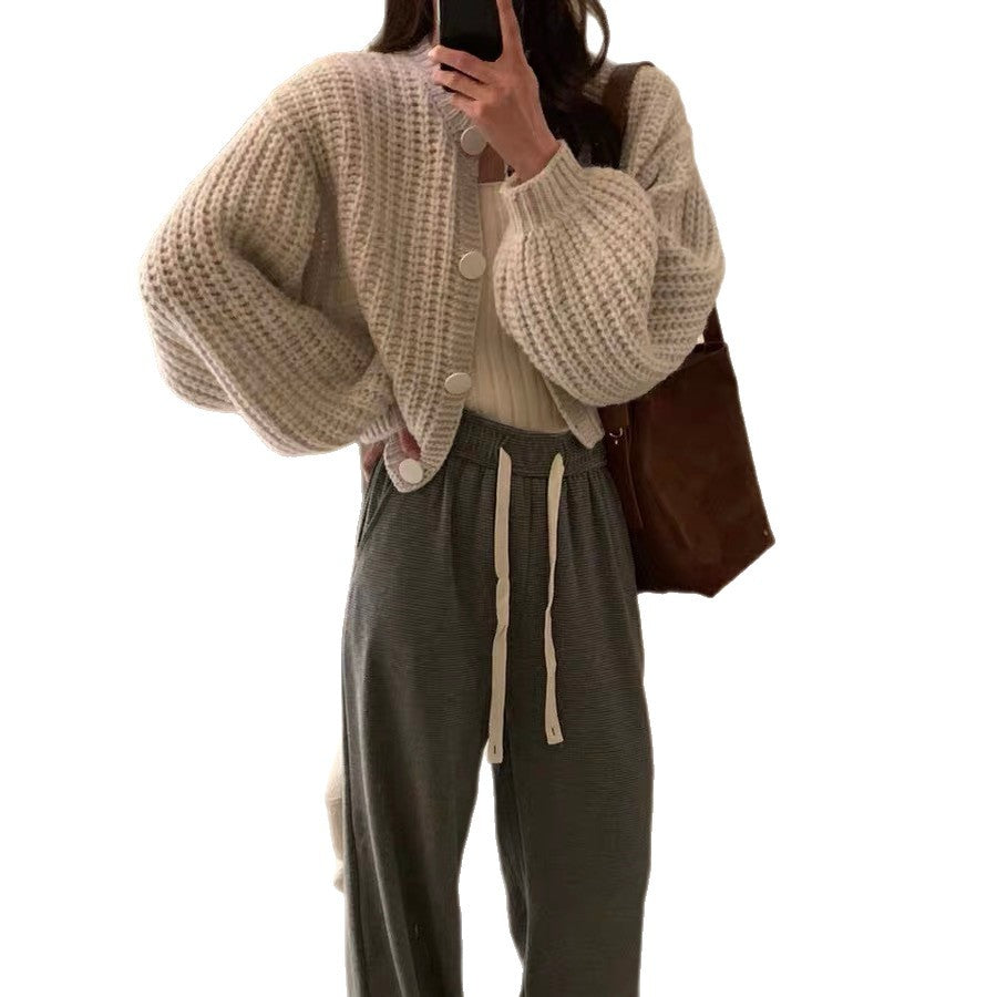Damernas Grov Stickad Cardigan med Voluminösa Ärmar och Stora Knappar Mirla-Eva Jonsson