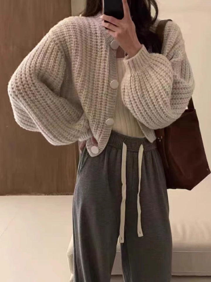 Damernas Grov Stickad Cardigan med Voluminösa Ärmar och Stora Knappar Mirla-Eva Jonsson