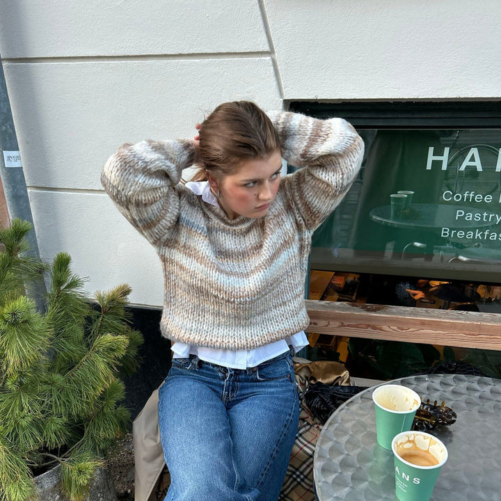 Damernas Grov Stickad Tröja med Vid Skärning och Breda Ärmar Mirla-Eva Jonsson