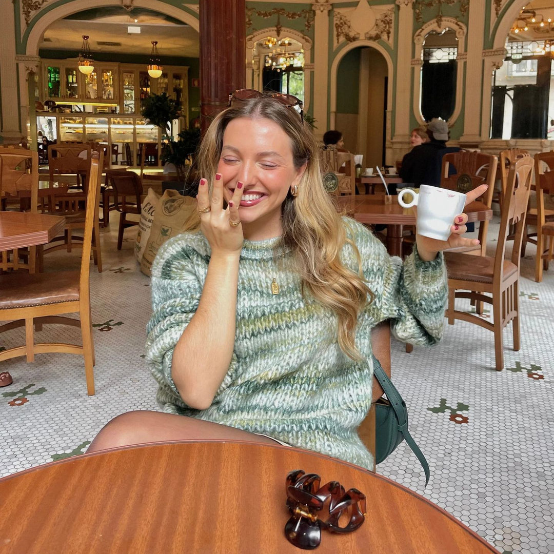 Damernas Grov Stickad Tröja med Vid Skärning och Breda Ärmar Mirla-Eva Jonsson