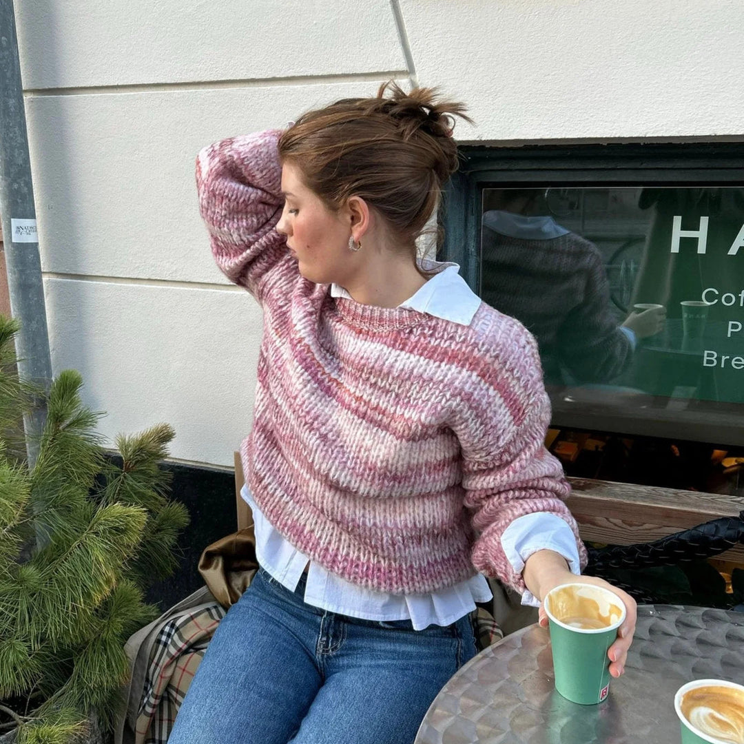 Damernas Grov Stickad Tröja med Vid Skärning och Breda Ärmar Mirla-Eva Jonsson