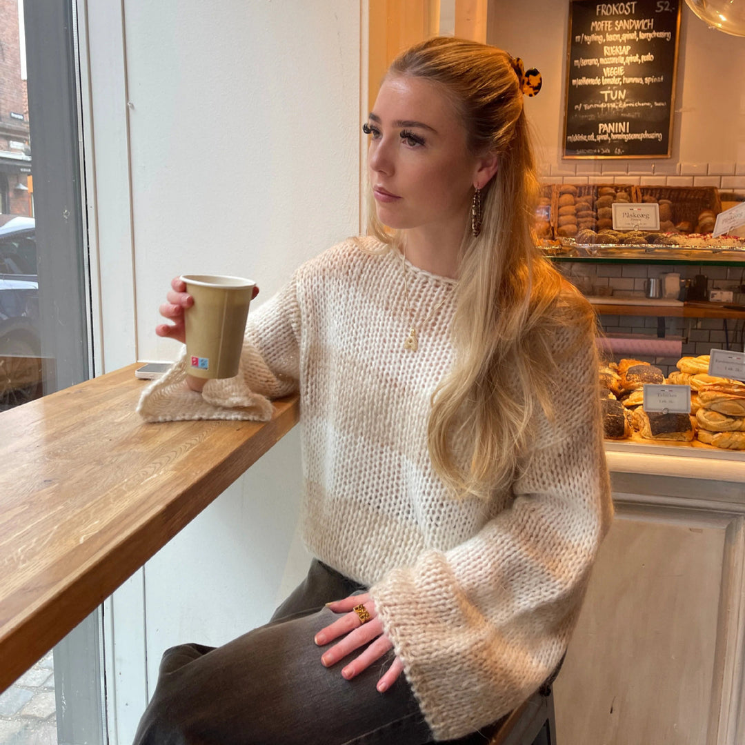 Damernas Grov Stickad Tröja med Vid Skärning och Breda Ärmar Mirla-Eva Jonsson