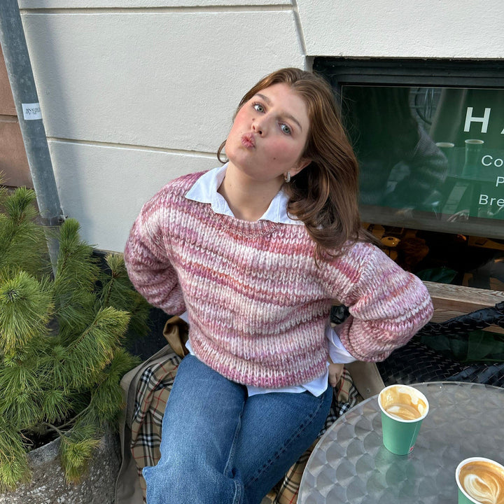 Damernas Grov Stickad Tröja med Vid Skärning och Breda Ärmar Mirla-Eva Jonsson