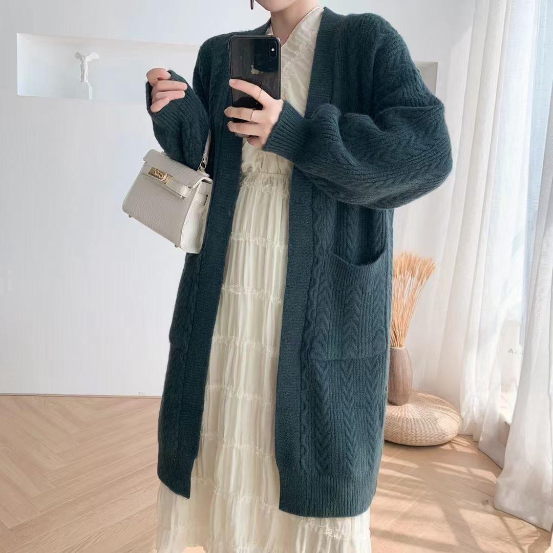 Damernas Grovstickad Cardigan med Djupa Fickor och Elegant Flätdesign Mirla-Eva Jonsson