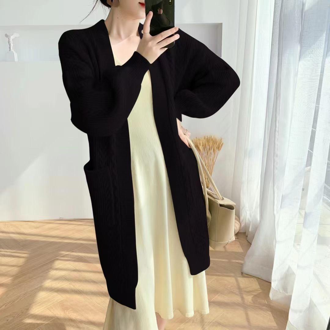 Damernas Grovstickad Cardigan med Djupa Fickor och Elegant Flätdesign Mirla-Eva Jonsson