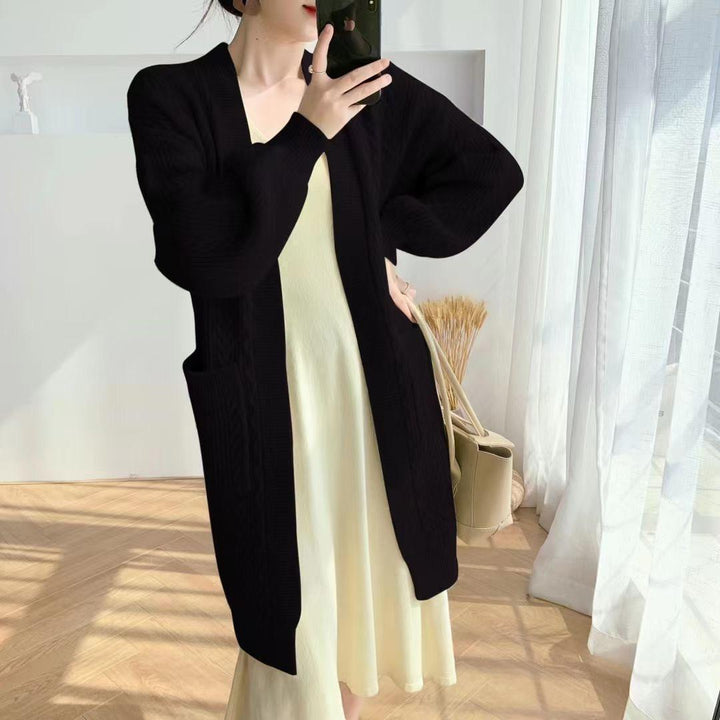 Damernas Grovstickad Cardigan med Djupa Fickor och Elegant Flätdesign Mirla-Eva Jonsson