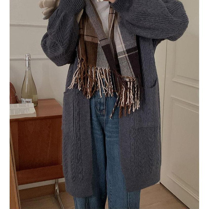 Damernas Grovstickad Cardigan med Djupa Fickor och Elegant Flätdesign Mirla-Eva Jonsson