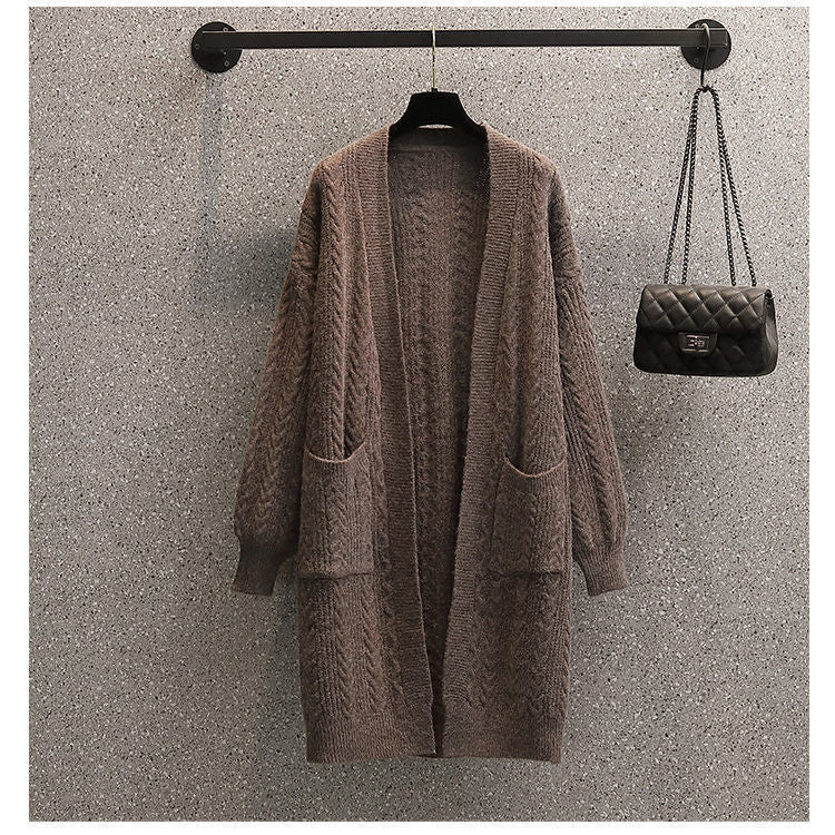 Damernas Grovstickad Cardigan med Djupa Fickor och Elegant Flätdesign Mirla-Eva Jonsson