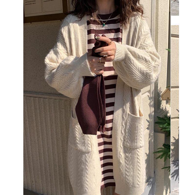 Damernas Grovstickad Cardigan med Djupa Fickor och Elegant Flätdesign Mirla-Eva Jonsson