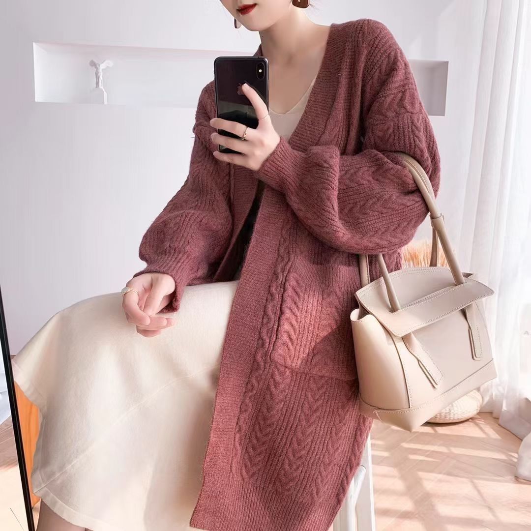 Damernas Grovstickad Cardigan med Djupa Fickor och Elegant Flätdesign Mirla-Eva Jonsson