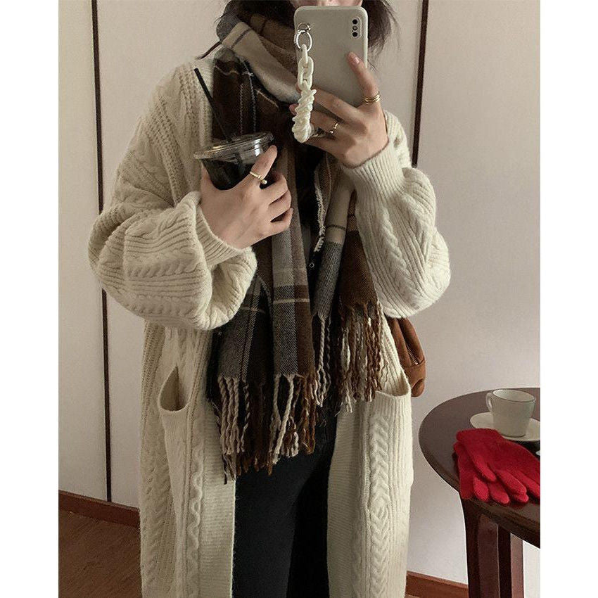 Damernas Grovstickad Cardigan med Djupa Fickor och Elegant Flätdesign Mirla-Eva Jonsson