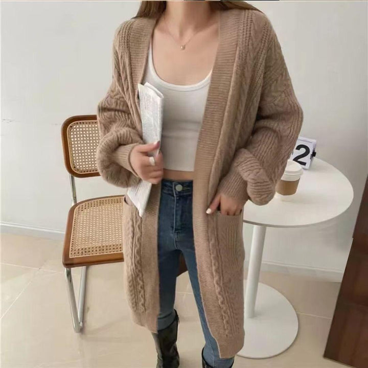 Damernas Grovstickad Cardigan med Djupa Fickor och Elegant Flätdesign Mirla-Eva Jonsson