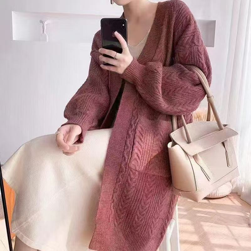 Damernas Grovstickad Cardigan med Djupa Fickor och Elegant Flätdesign Mirla-Eva Jonsson