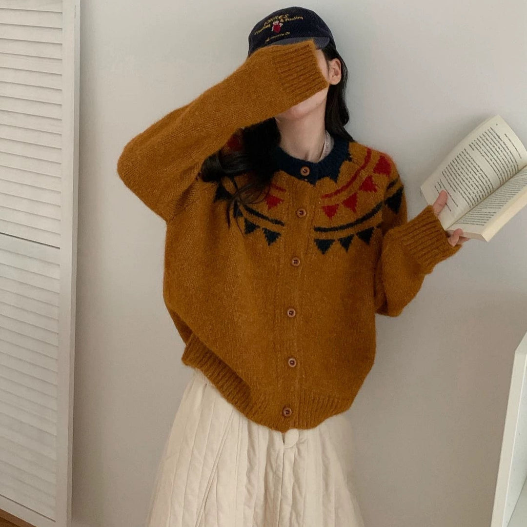 Damernas Grovstickad Cardigan med Intrikata Färgmönster och Bekväm Knäppning Mirla-Eva Jonsson