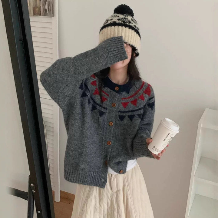Damernas Grovstickad Cardigan med Intrikata Färgmönster och Bekväm Knäppning Mirla-Eva Jonsson