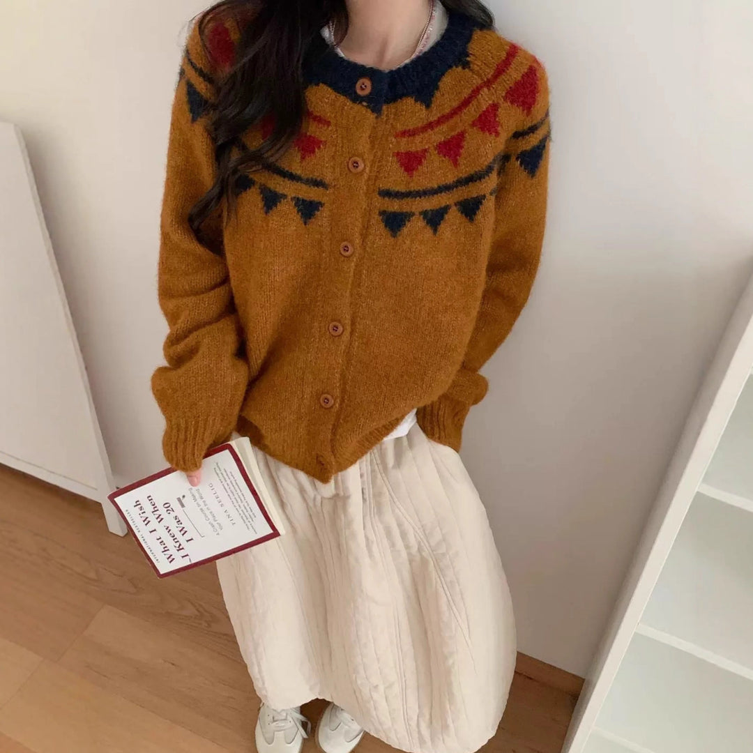 Damernas Grovstickad Cardigan med Intrikata Färgmönster och Bekväm Knäppning Mirla-Eva Jonsson
