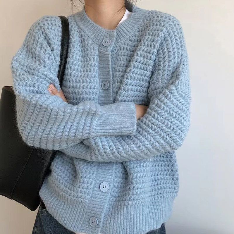 Damernas Grovstickad Jacka med Knappdetaljer och Oversized Snitt Mirla-Eva Jonsson