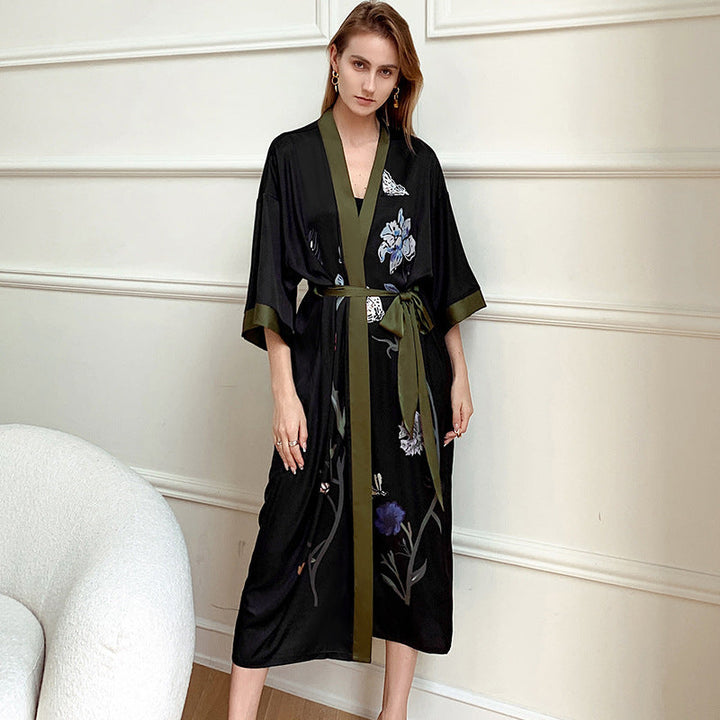 Damernas Kimono-robe med Fint Blommönster och Flödande Snitt Mirla-Eva Jonsson