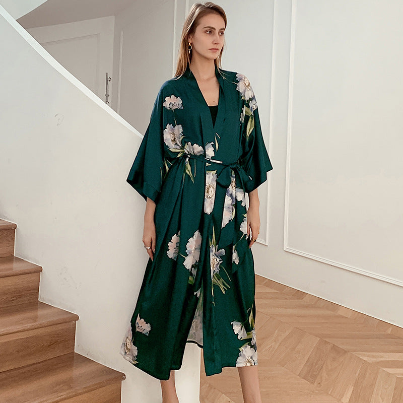 Damernas Kimono-robe med Fint Blommönster och Flödande Snitt Mirla-Eva Jonsson