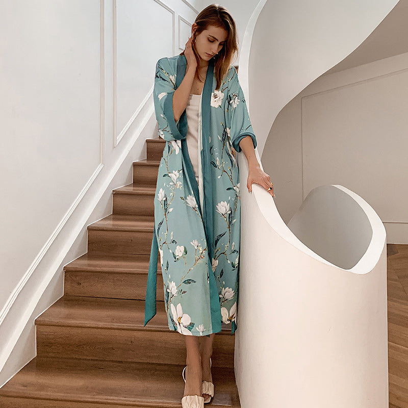 Damernas Kimono-robe med Fint Blommönster och Flödande Snitt Mirla-Eva Jonsson