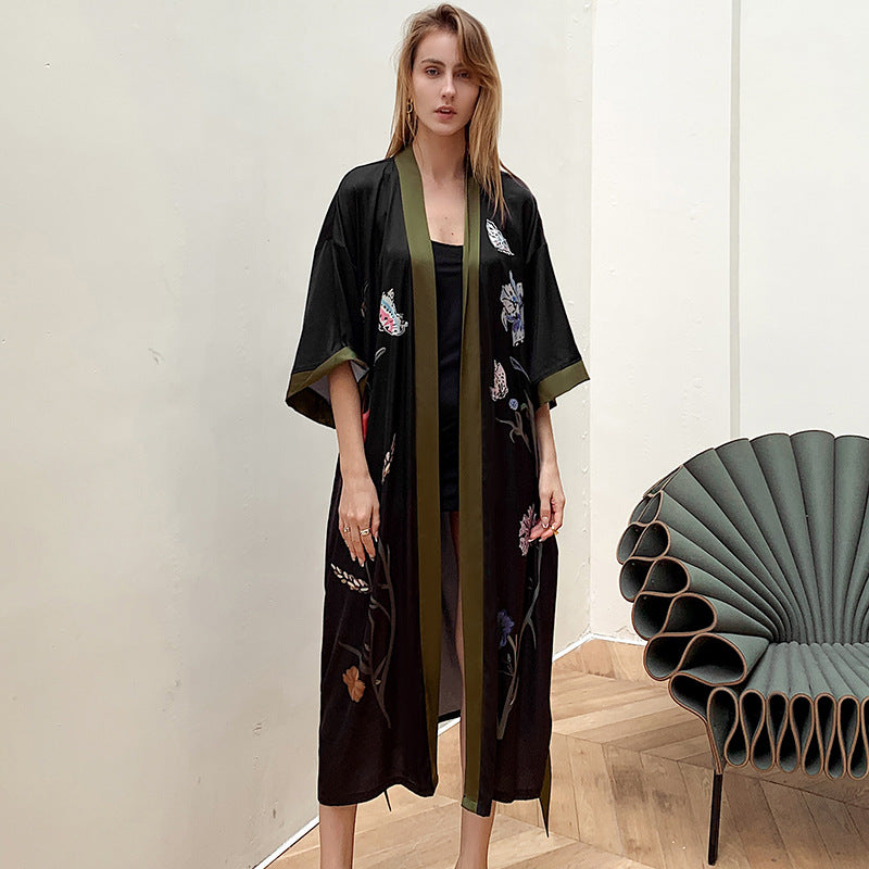 Damernas Kimono-robe med Fint Blommönster och Flödande Snitt Mirla-Eva Jonsson