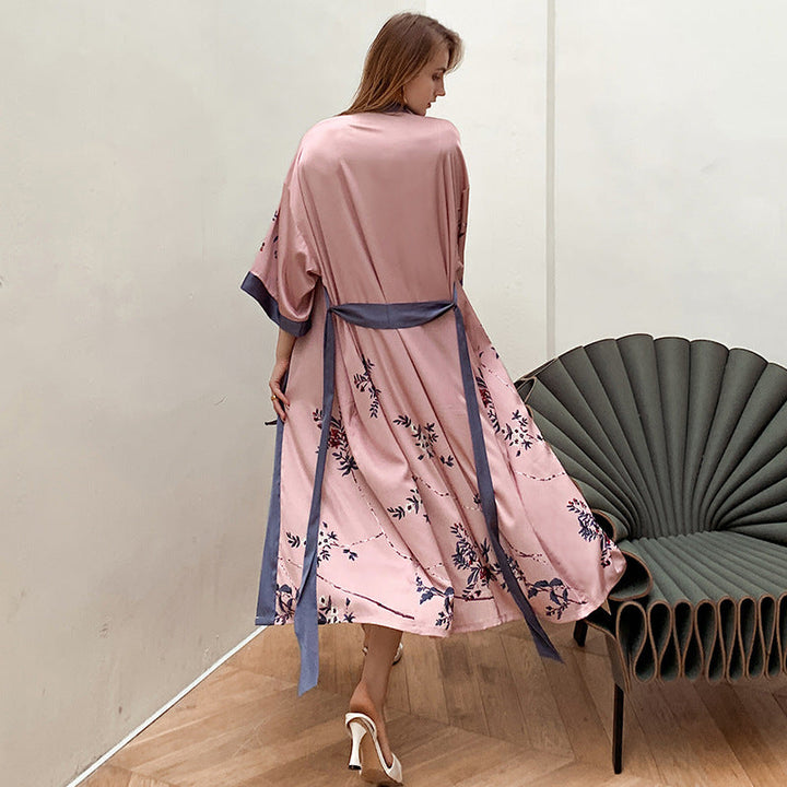 Damernas Kimono-robe med Fint Blommönster och Flödande Snitt Mirla-Eva Jonsson