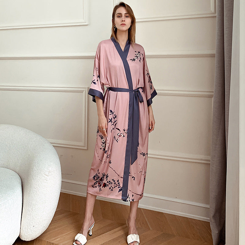 Damernas Kimono-robe med Fint Blommönster och Flödande Snitt Mirla-Eva Jonsson