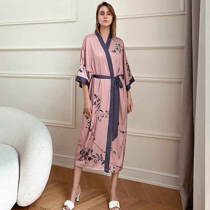Damernas Kimono-robe med Fint Blommönster och Flödande Snitt Mirla-Eva Jonsson