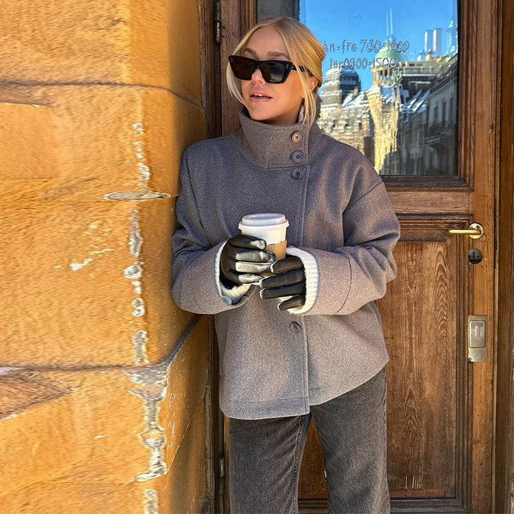 Damernas Korta Jacka med Hög Krage och Knäppning Mirla-Eva Jonsson