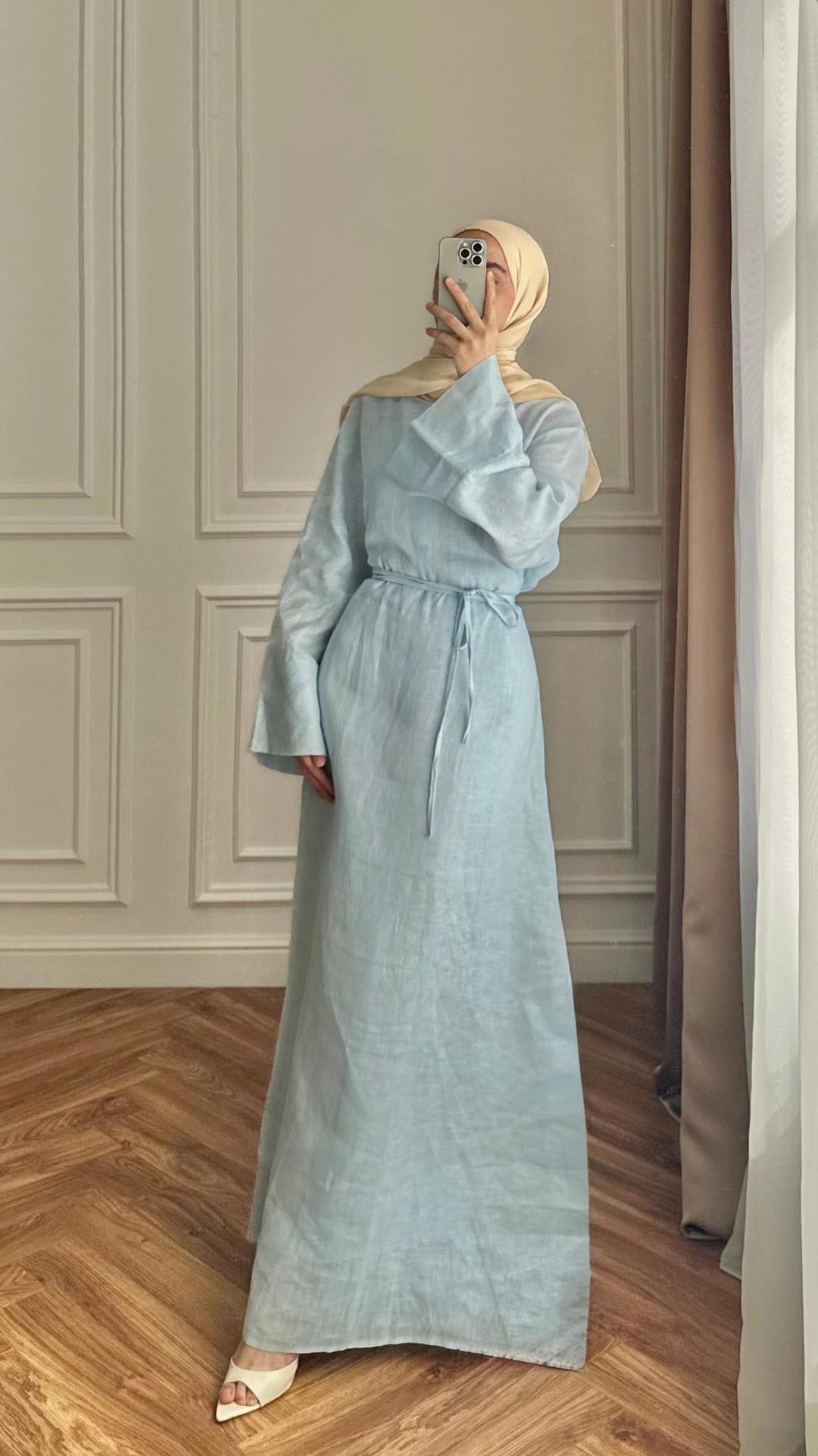 Damernas Långt, elegant Maxiklänning i lätt tyg med midjebälte Mirla-Eva Jonsson