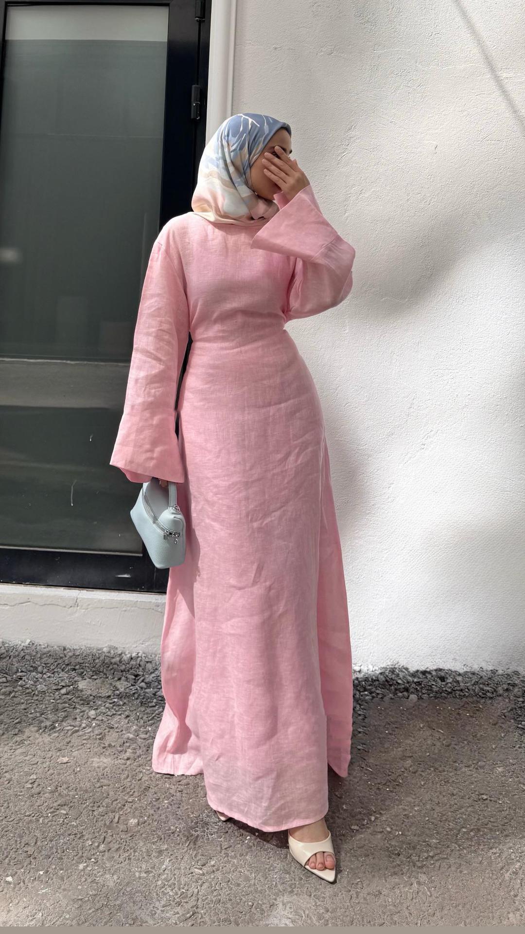 Damernas Långt, elegant Maxiklänning i lätt tyg med midjebälte Mirla-Eva Jonsson