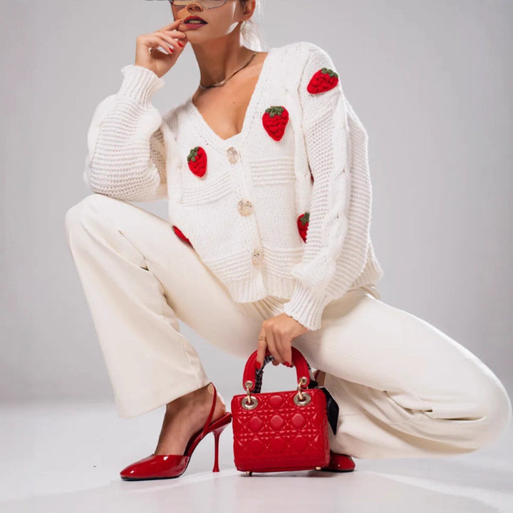 Damernas Lekfull stickad cardigan med körsbär-applikationer Eva Jonsson-Eva Jonsson
