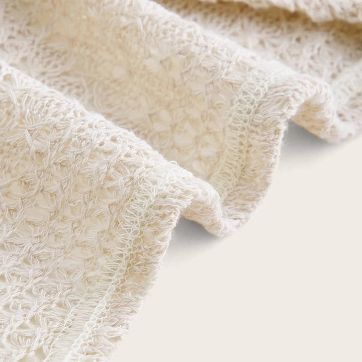 Damernas Lekfull tröja i stickning med lång ärm och cut-out Eva Jonsson-Eva Jonsson