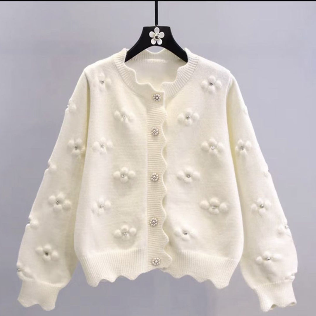 Damernas Lekfulla Strickcardigan med Dekorativa Pärlknappar och Blommönster Mirla-Eva Jonsson