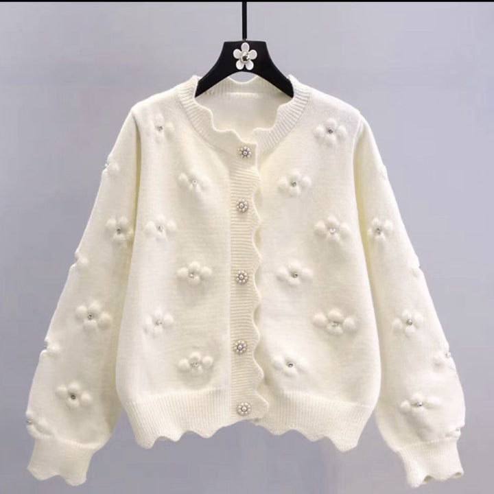 Damernas Lekfulla Strickcardigan med Dekorativa Pärlknappar och Blommönster Mirla-Eva Jonsson
