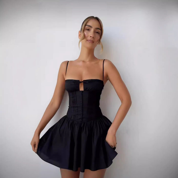 Damernas Lekfullt skuren cocktailklänning med elegant omslagstopp och volangkant Eva Jonsson-Eva Jonsson