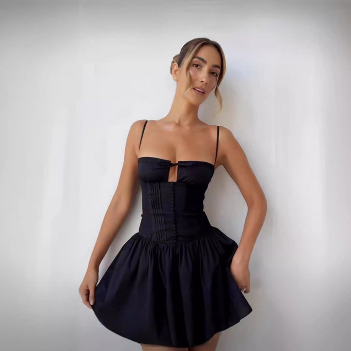 Damernas Lekfullt skuren cocktailklänning med elegant omslagstopp och volangkant Eva Jonsson-Eva Jonsson