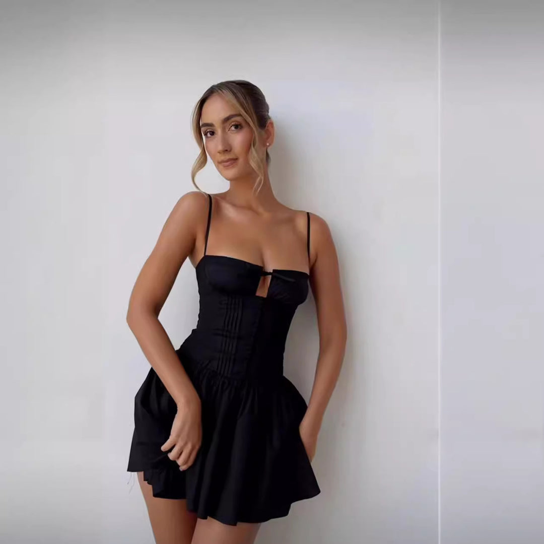 Damernas Lekfullt skuren cocktailklänning med elegant omslagstopp och volangkant Eva Jonsson-Eva Jonsson