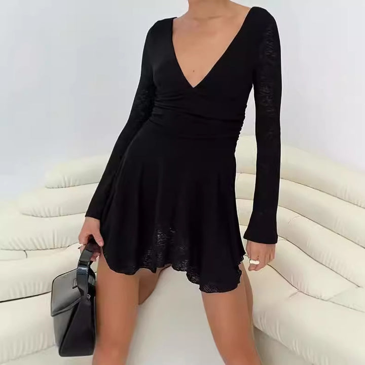 Damernas Lekfullt skuret miniklänning med V-ringning och långa ärmar Eva Jonsson-Eva Jonsson