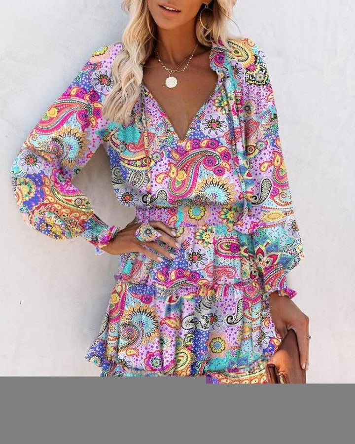 Damernas Leksamt Miniklänning med färgglad mönster och volangdetaljer Eva Jonsson-Eva Jonsson