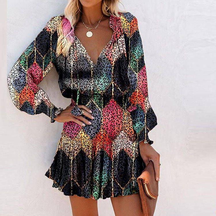 Damernas Leksamt Miniklänning med färgglad mönster och volangdetaljer Eva Jonsson-Eva Jonsson