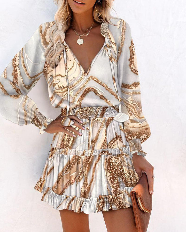 Damernas Leksamt Miniklänning med färgglad mönster och volangdetaljer Eva Jonsson-Eva Jonsson