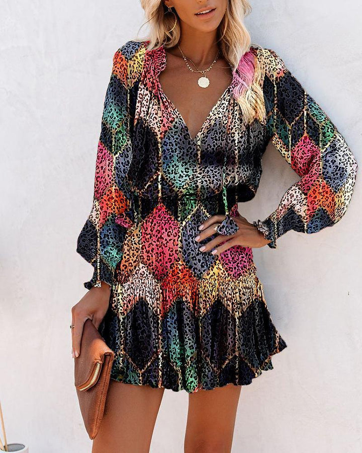 Damernas Leksamt Miniklänning med färgglad mönster och volangdetaljer Eva Jonsson-Eva Jonsson