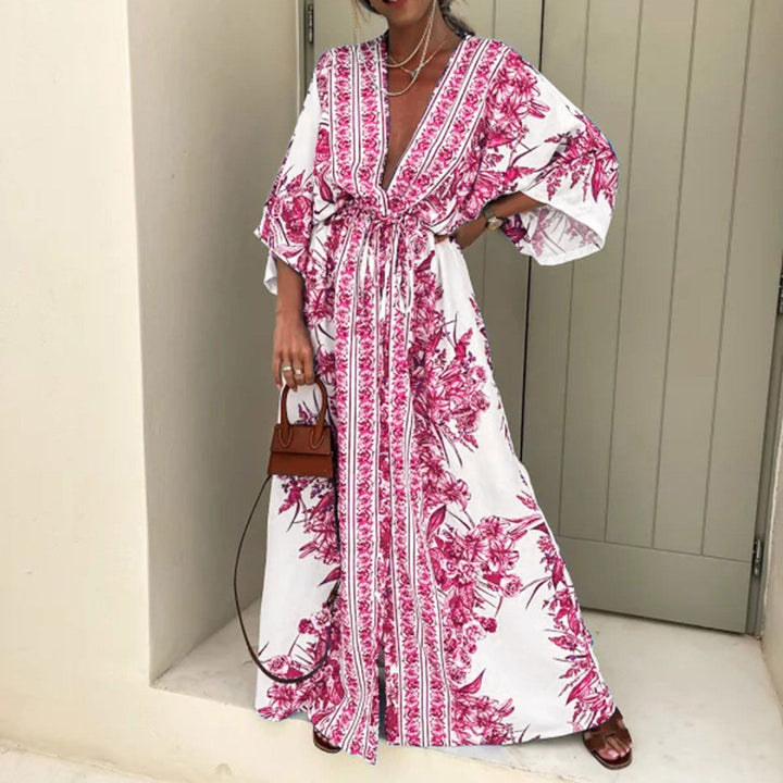 Damernas Luftigt Kaftan med Konstfullt Blommönster och Eleganta Detaljer Mirla-Eva Jonsson
