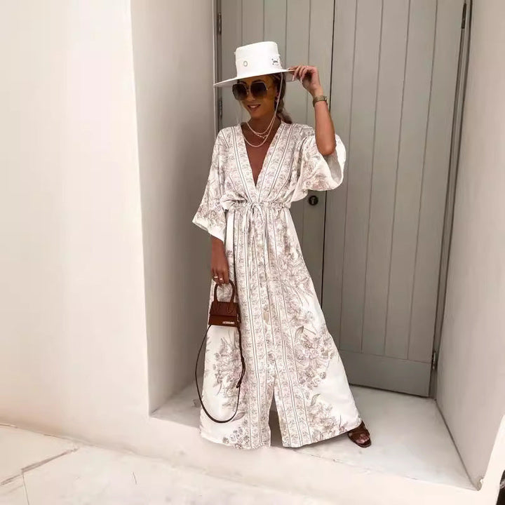 Damernas Luftigt Kaftan med Konstfullt Blommönster och Eleganta Detaljer Mirla-Eva Jonsson