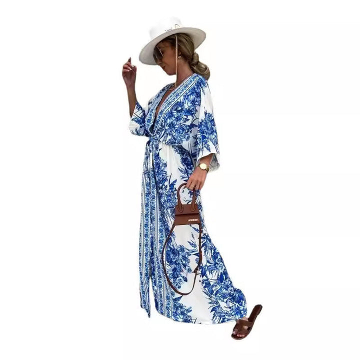 Damernas Luftigt Kaftan med Konstfullt Blommönster och Eleganta Detaljer Mirla-Eva Jonsson