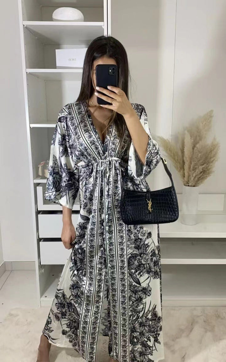 Damernas Luftigt Kaftan med Konstfullt Blommönster och Eleganta Detaljer Mirla-Eva Jonsson