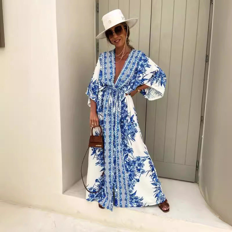 Damernas Luftigt Kaftan med Konstfullt Blommönster och Eleganta Detaljer Mirla-Eva Jonsson